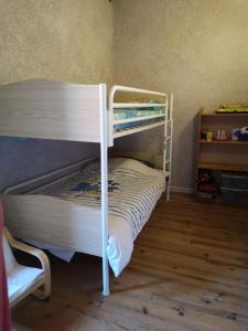 un par de literas en una habitación en Canto perdigal, en Caylus