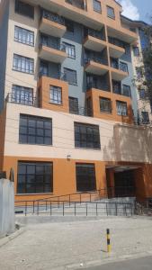 un gran edificio de apartamentos con muchas ventanas en Spacious 1,2 bedroom all master ensuit with a lake view, en Nakuru