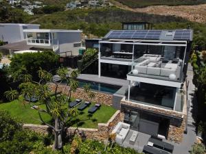 Cape Town的住宿－PREMIUM CAPE Camps Bay Lodge，享有带太阳能屋顶房屋的空中景致