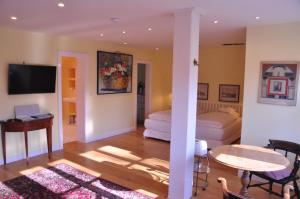 a living room with a bed and a table at Apartment am Bürgerpark in Bremerhaven