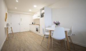 A kitchen or kitchenette at Clauhomes Vista Al Mar