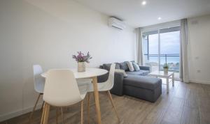 A seating area at Clauhomes Vista Al Mar