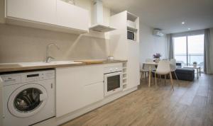 A kitchen or kitchenette at Clauhomes Vista Al Mar