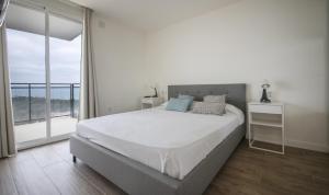 A bed or beds in a room at Clauhomes Vista Al Mar