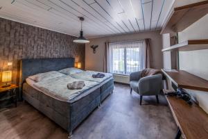 Schlafzimmer mit einem Bett, einem Schreibtisch und einem Stuhl in der Unterkunft Ferienhaus CAMILLO in Büllingen