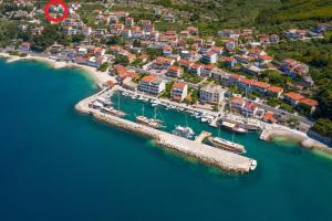 uma vista aérea de uma marina com barcos na água em Luxury Apartment Lorena - Private Heated Pool - em Jesenice