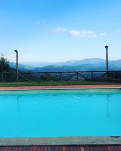 una grande piscina con vista sulle montagne di Hai mai dormito in un metato? a Corfino