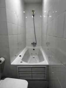baño blanco con bañera y aseo en #1# Estudio Sevilla centro BAÑERA HIDROMASAJE, en Sevilla