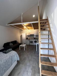 Habitación con cama elevada y cocina. en #1# Estudio Sevilla centro BAÑERA HIDROMASAJE, en Sevilla