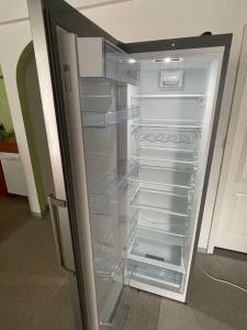 einem leeren Kühlschrank mit offener Tür in einem Zimmer in der Unterkunft Monteursparadies 4 DZ, 2 Bäder, einfach gut in Haßloch