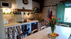 eine Küche mit einem Tisch und einer Obstschale darauf in der Unterkunft Vivalidays Casa Rural Anna Mieres Gerona in Mieras