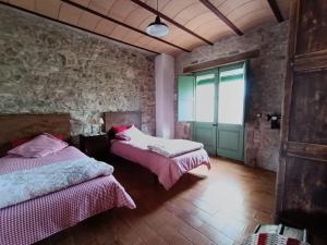 1 dormitorio con 2 camas con sábanas rosas y blancas en Vivalidays Casa Rural Anna Mieres Gerona en Mieras