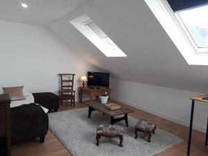 salon z kanapą i stołem w obiekcie VUE SUR LES ETOILES - STAYHOME - Appart 7 w mieście Quimper