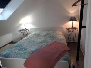 łóżko w pokoju z dwoma lampami i dwoma stołami w obiekcie VUE SUR LES ETOILES - STAYHOME - Appart 7 w mieście Quimper