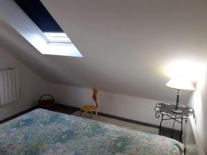 Łóżko lub łóżka w pokoju w obiekcie VUE SUR LES ETOILES - STAYHOME - Appart 7