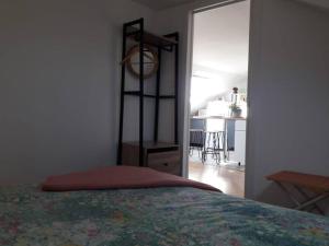 Łóżko lub łóżka w pokoju w obiekcie VUE SUR LES ETOILES - STAYHOME - Appart 7