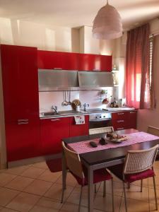 A kitchen or kitchenette at DANTE HOME