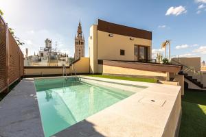 una piscina en la azotea de un edificio en Angeles 6- Giralda Luxury by Valcambre, en Sevilla