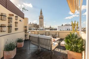 balcón con banco y vistas a la ciudad en Angeles 6- Giralda Luxury by Valcambre, en Sevilla