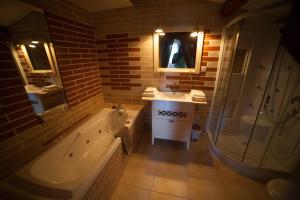 łazienka z wanną, umywalką i prysznicem w obiekcie Room in Guest room - Londres guest room in the heart of the vineyard w mieście Badens