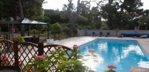 una piscina in un cortile con recinzione di Room in Guest room - Londres guest room in the heart of the vineyard a Badens