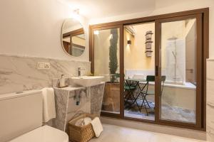 łazienka z umywalką, toaletą i wanną w obiekcie Angeles 6- Giralda Luxury by Valcambre w Sewilli