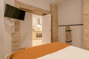 Telewizja i/lub zestaw kina domowego w obiekcie Angeles 6- Giralda Luxury by Valcambre