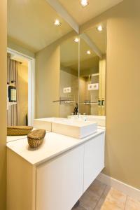 波多的住宿－RVA - 波爾圖中心公寓酒店，一间带水槽和大镜子的浴室