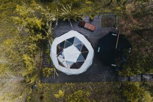 an overhead view of a table with a white umbrella at Domus Glamping in Guatapé