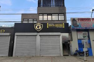 una tienda con dos puertas de garaje delante de un edificio en Ayenda Gold House, en Bogotá