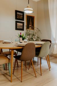 comedor con mesa de madera y sillas en Apartamento Vara de Rey, en Logroño