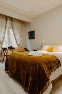ein Schlafzimmer mit einem großen Bett und einem Fenster in der Unterkunft Apartamento Vara de Rey in Logroño