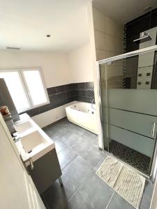 Fotografie z fotogalerie ubytování Belle villa avec piscine et vue v destinaci Servian