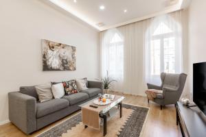 sala de estar con sofá y mesa en Exclusive Csengery Residence in the heart of Budapest, en Budapest