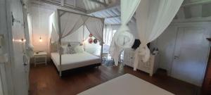 Un pat sau paturi într-o cameră la Chanteak Bali - Teak House 2