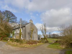 una casa vieja al lado de una carretera en Brimpts Cottage, en Postbridge