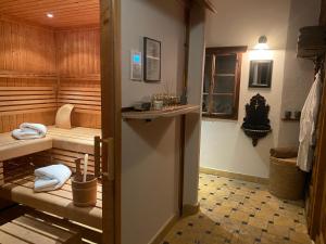 Zimmer mit Sauna und Handtüchern im Zimmer in der Unterkunft Panorama Chalet Heimatliebe in Ladis