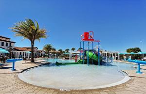 einen Pool mit Wasserrutsche in einem Resort in der Unterkunft Dubai Oasis in Kissimmee