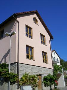 un edificio con ventanas amarillas en un lateral. en Ferienwohnung Haus am Singberg, en Ramsthal