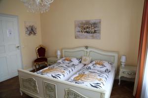 ein Schlafzimmer mit einem Bett mit Tigerkissen drauf in der Unterkunft Hotel Posthof in Sankt Wendel