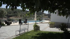 A piscina em ou perto de Casas do Aidro