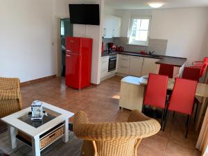 Kuchyň nebo kuchyňský kout v ubytování Moderne Apartments im Ferienpark auf Rügen