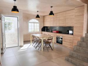kuchnia ze stołem i krzesłami w pokoju w obiekcie Tarifa Cozy House - Minimaliste w mieście Tarifa