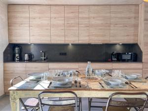 kuchnia z drewnianym stołem z okularami w obiekcie Tarifa Cozy House - Minimaliste w mieście Tarifa