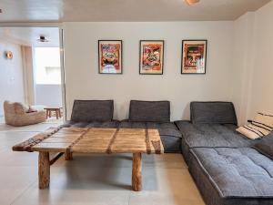 salon z kanapą i drewnianym stołem w obiekcie Tarifa Cozy House - Minimaliste w mieście Tarifa