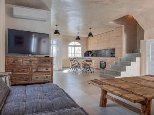 duży salon ze stołem i kuchnią w obiekcie Tarifa Cozy House - Minimaliste w mieście Tarifa