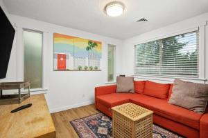 uma sala de estar com um sofá vermelho e uma mesa em Tulip Street Retreat em Eugene