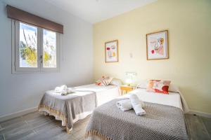 Habitación con 2 camas y ventana en Viviendas turísticas Lesley VTV Es Pi - Formentera Break, en Playa de Migjorn
