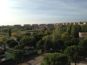 a view of a city with trees and buildings at Habitación económica in Tres Cantos