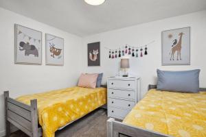 um quarto com 2 camas e uma cómoda em Tulip Street Retreat em Eugene